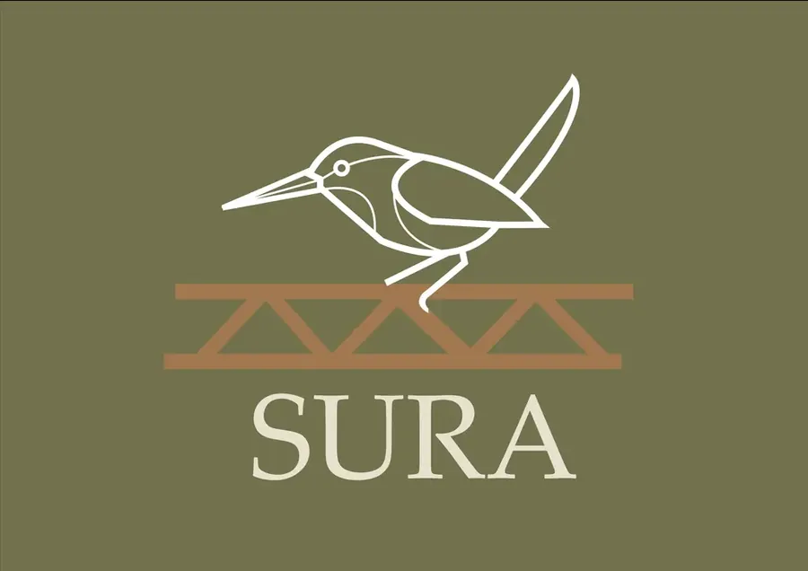 Logo Sura sobre verde oliva